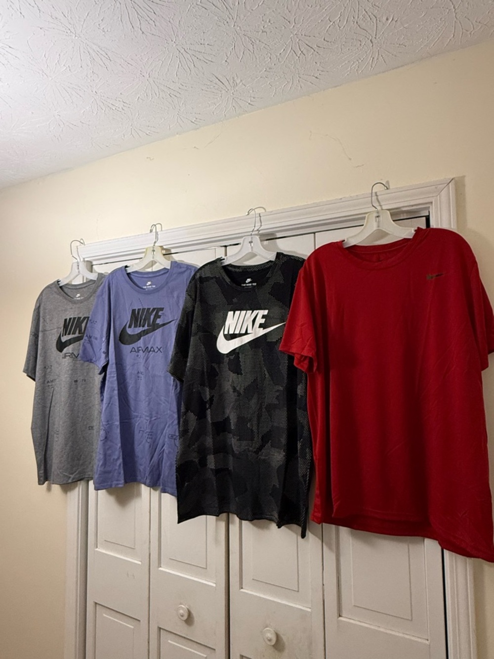 4 New Nike Men’s Tee shirts size XL